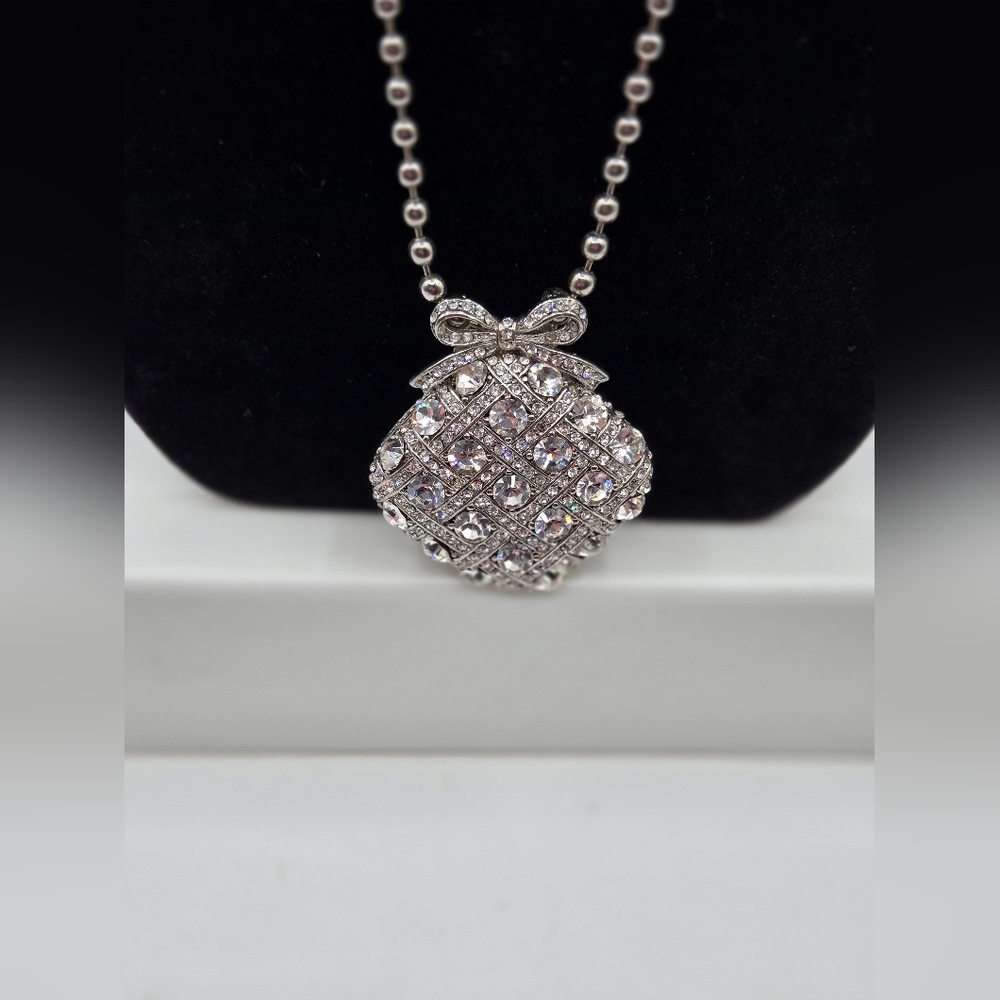 VINTAGE Silver Tone Rhinestone Pendant Necklace Silver Tone Bow - Picture 3 of 6